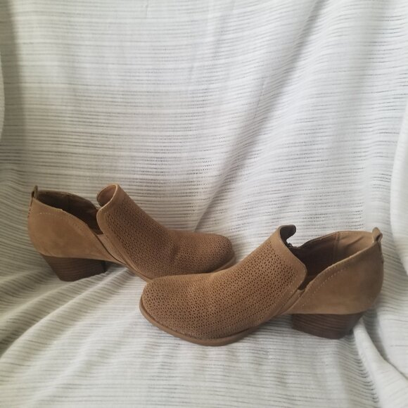 Baretraps 6.5M Rianne Ankle Bootie Cognac Tan Perforated Textile Stacked Heel 2" - Picture 5 of 7